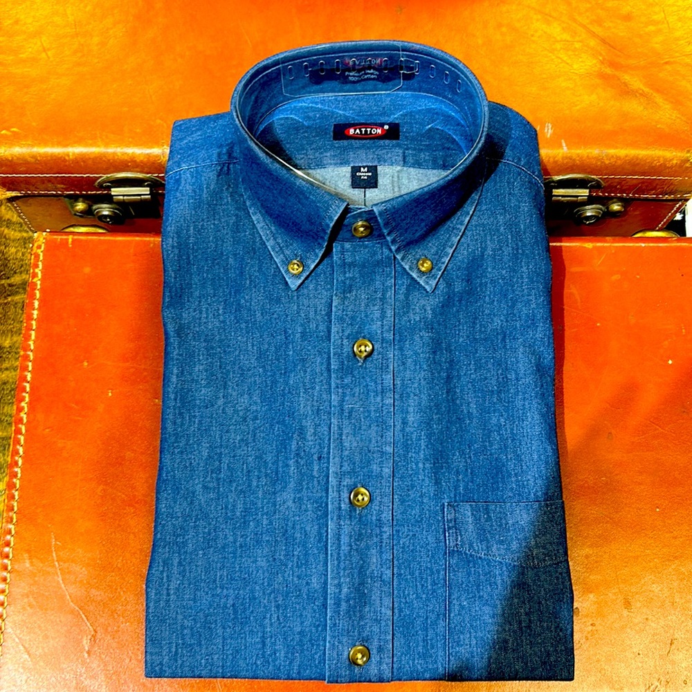 Well made denim colored sport shirt with contrast buttons.